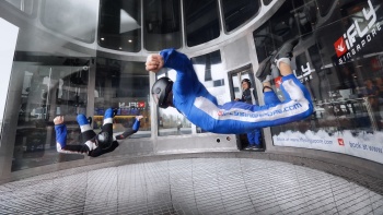 シンガポールを体験する2人の観光客 iFly 風洞飛行