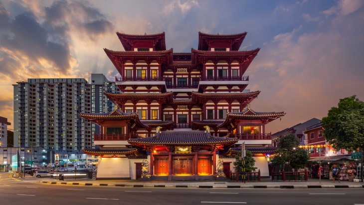 夕暮れ時のシンガポールの仏歯寺