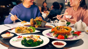 シンガポールの詠春花園レストランでおいしい料理を楽しむダイナー