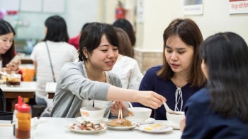 차이나타운 흥유엔 디저트 (Mei Heong Yuen Dessert) - 맛있는 음식을 즐기고 있는 손님들
