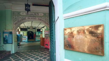 자메이 모스크는 수리되고 다시 칠해졌지만，하지만 다른 사람들과 19 세기의 종교 건물은 그 점에서 다릅니다，그것은 한 번도 재건된 적이 없습니다。